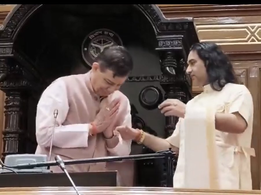 jyotsana51400's tweet photo. कथावाचक देवकी नंदन ठाकुर ने विधानसभा अध्यक्ष शतीश महाना से मुलाक़ात की। 

शतीश महाना ने अपनी कुर्सी से उठाकर प्रणाम किया और देवकी नंदन से आशीर्वाद लिया 

चर्चा है कि देवकी नंदन आगामी विधानसभा चुनाव लड़ सकते हैं, 

कुछ लोग सवाल उठा रहे हैं कि कोई भी धार्मिक व्यक्ति विधानसभा में कैसे पहुँच सकता है ये संविधान का उल्लंघन है
