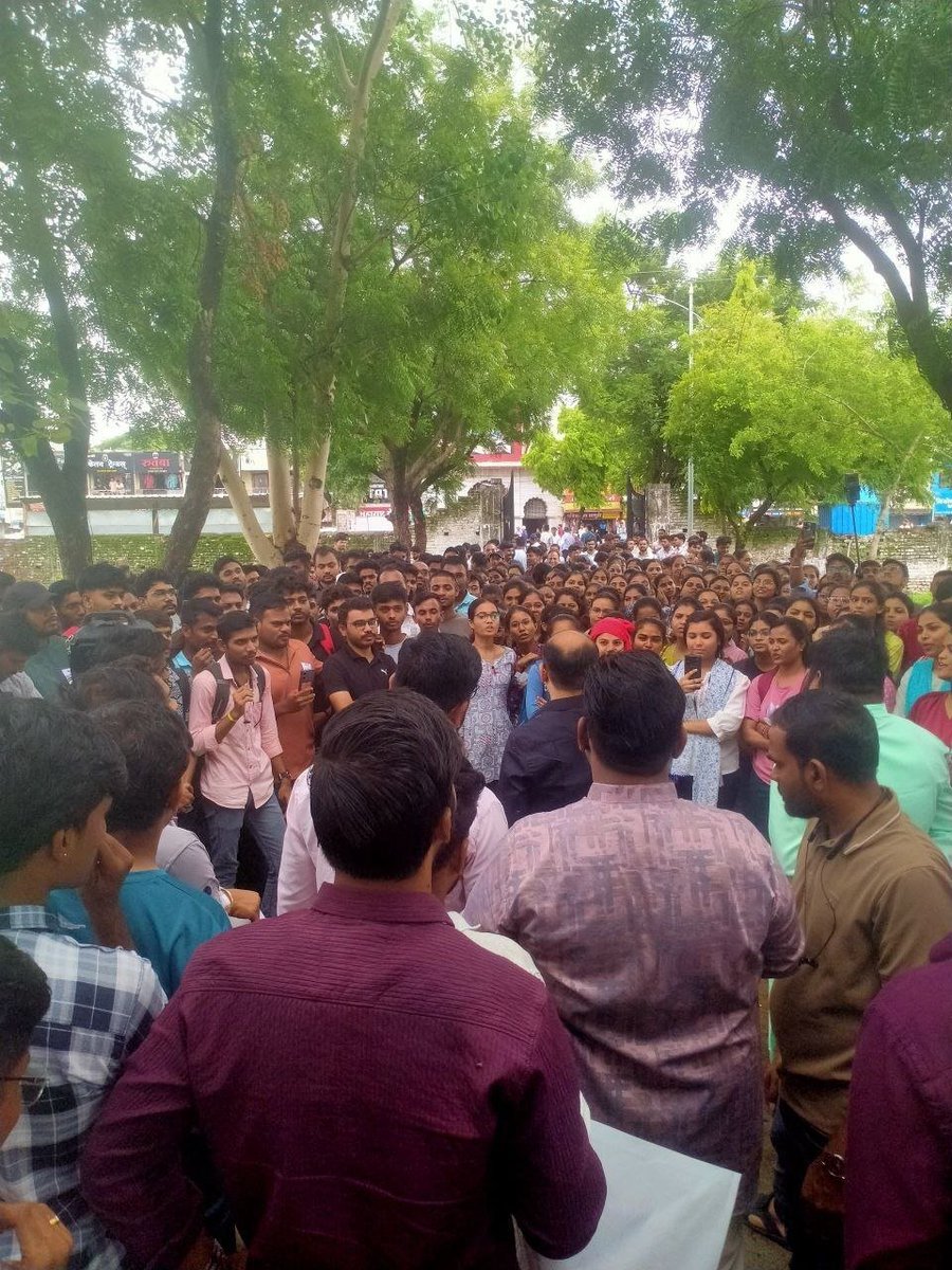 Aspirants18_02's tweet photo. पहिली ठिणगी पडली... 🔥

ऑफलाईन परीक्षा घेऊनही जलद निकाल देता येतो, हे आयोगानेच दाखवून दिलं. मग CBT आणि नॉर्मलायझेशनचा हट्ट कशासाठी?

विद्यार्थ्यांच्या भवितव्याशी खेळणारा हा निर्णय तात्काळ मागे घ्या, अन्यथा राज्यभर तीव्र लोकशाही मार्गाने आंदोलन उभं राहील.

#MPSC #OfflineExam https://t.co/0tE0S8pfQg
