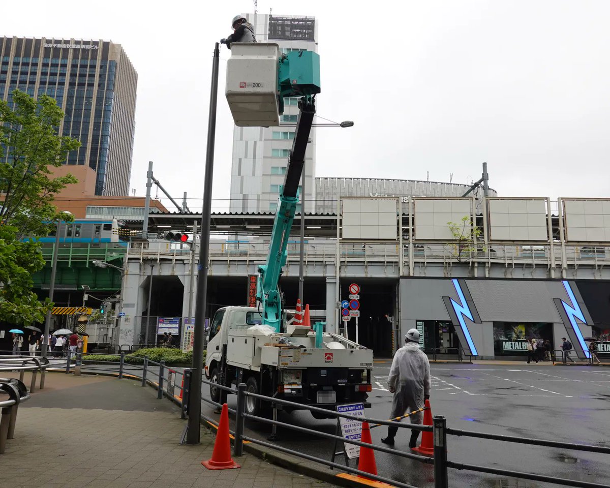 sangouel's tweet photo. 今日の秋葉原は高所作業車をよく見かけます。末広町交差点は信号機の点検、秋葉原駅前は街灯のLED化。他、建物の工事現場にもいくつかおりました。 https://t.co/hRy5QZvEOZ