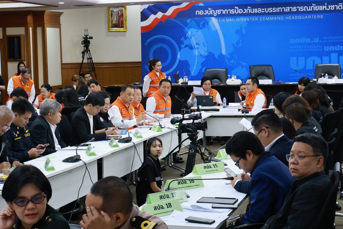 DDPMNews's tweet photo. 📌 มท.3 รวมพลัง ปภ. ผนึกกำลัง 151 หน่วยงาน ฝึกซ้อม FEX ทดสอบการปฏิบัติงานภาวะฉุกเฉิน กรณีอุทกภัยในพื้นที่ จ.สงขลา เชื่อมโยงสั่งการส่วนกลาง - ส่วนหน้า เพิ่มประสิทธิภาพการจัดการสาธารณภัย 
อ่านต่อ… https://t.co/chCmmTXkqY
#ปภ #สาธารณภัย #ข่าว #ซ้อมแผน #อุทกภัย #น้ำท่วม #CMEX26 https://t.co/njFJU1WdFz