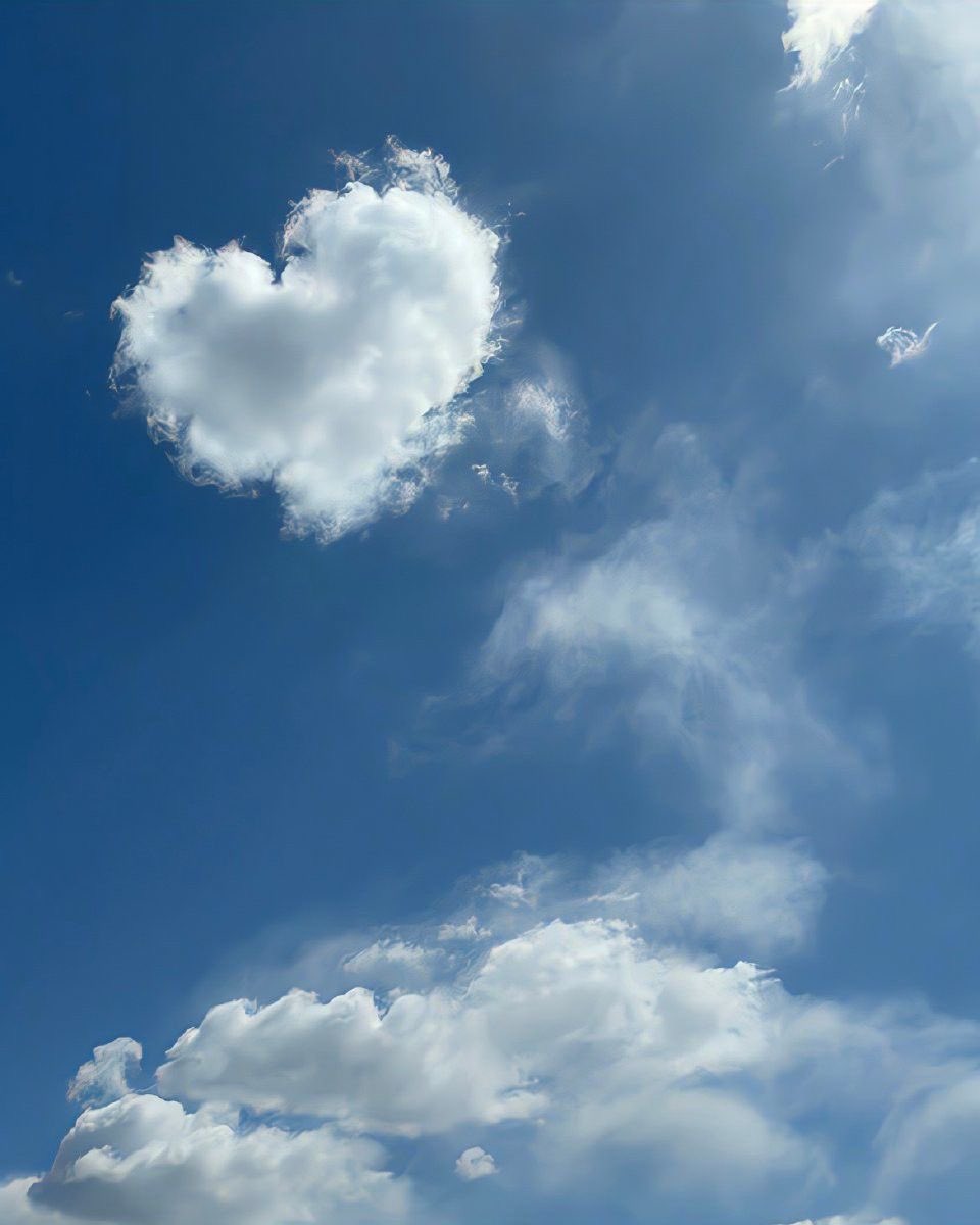 bloomele_'s tweet photo. heart shaped cloud ☁️ https://t.co/loaO8RRgwo