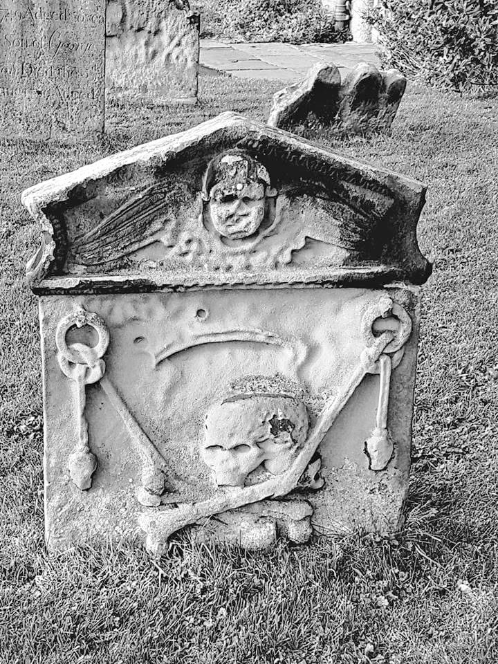 bradus59's tweet photo. @DailyPicTheme2 #DailyPictureTheme 
Reputedly an 18th century 'pirates gravestone' St Aidan's Churchyard  Bamburgh https://t.co/qygNUCwRjp