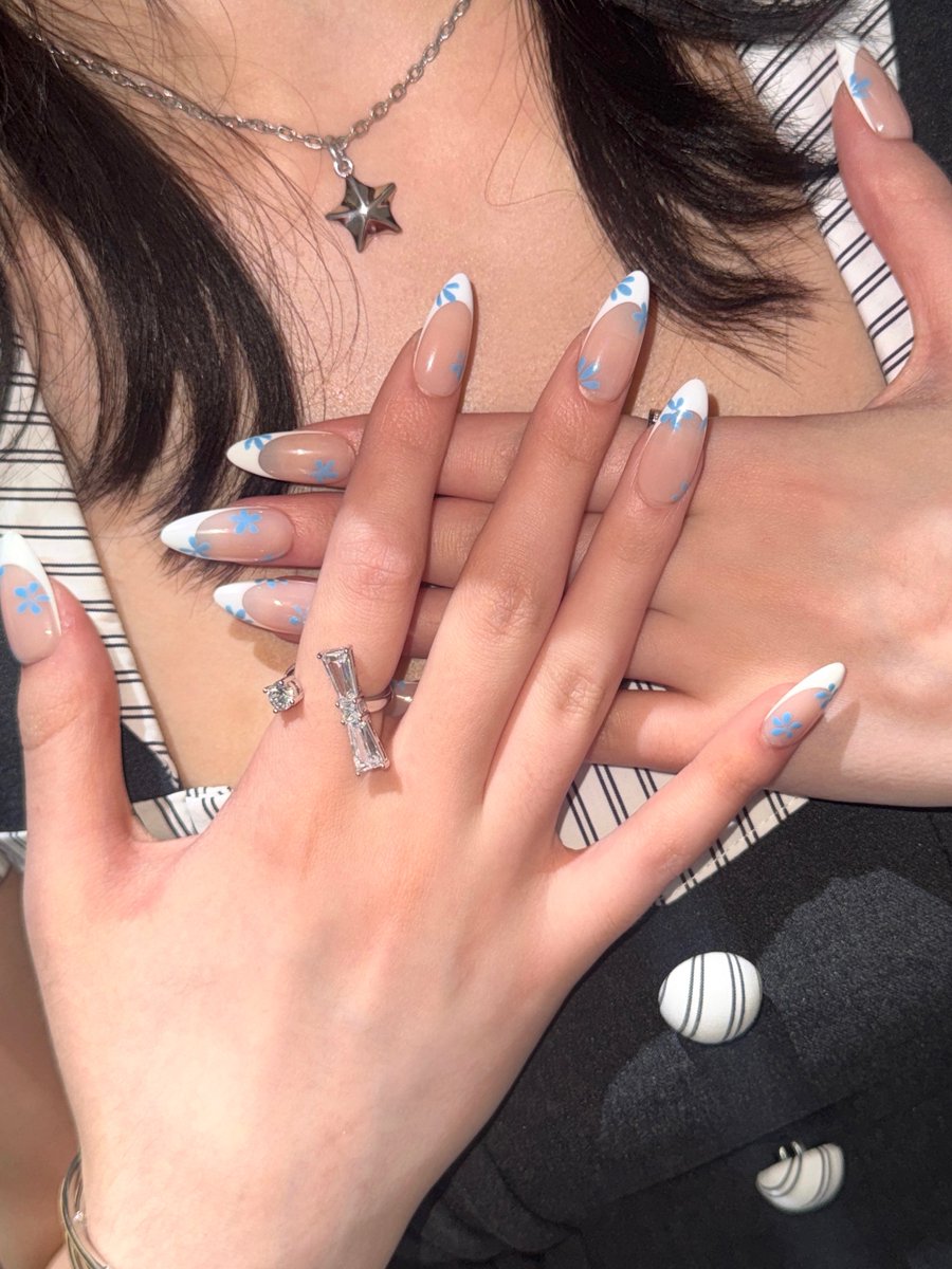 A2OMAYFansMx's tweet photo. 💛🦙🍫#A2O_KAT #KAT  [02/07/26] (1/10)

“Pura felicidad dulce. 🪻𓂃⋆˚ ”

~Felicidad... la que ibamos a tener al irnos a mimir temprano pero las MAY hacen update😅😅~  

#A2O_MAY #PAPARAZZIARRIVE #MAYnia https://t.co/E9KVJPQg5m