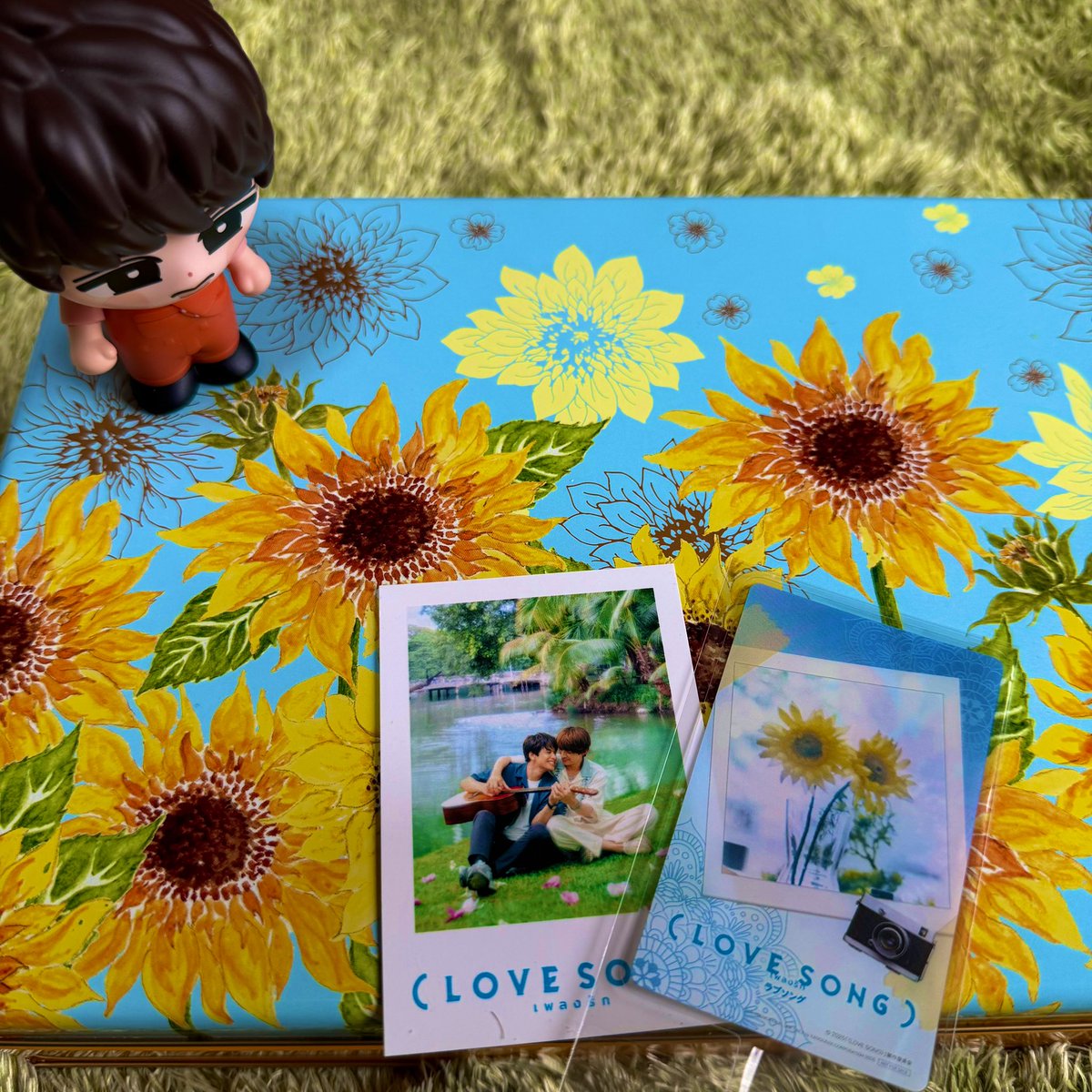 amnos_msk24's tweet photo. ヨックモックの夏限定ひまわり缶があまりにも（LOVE SONG）すぎて一目惚れして買ってしまったんだが、本当に可愛すぎるな🌻🌻💕 https://t.co/yVyo5F4FUb