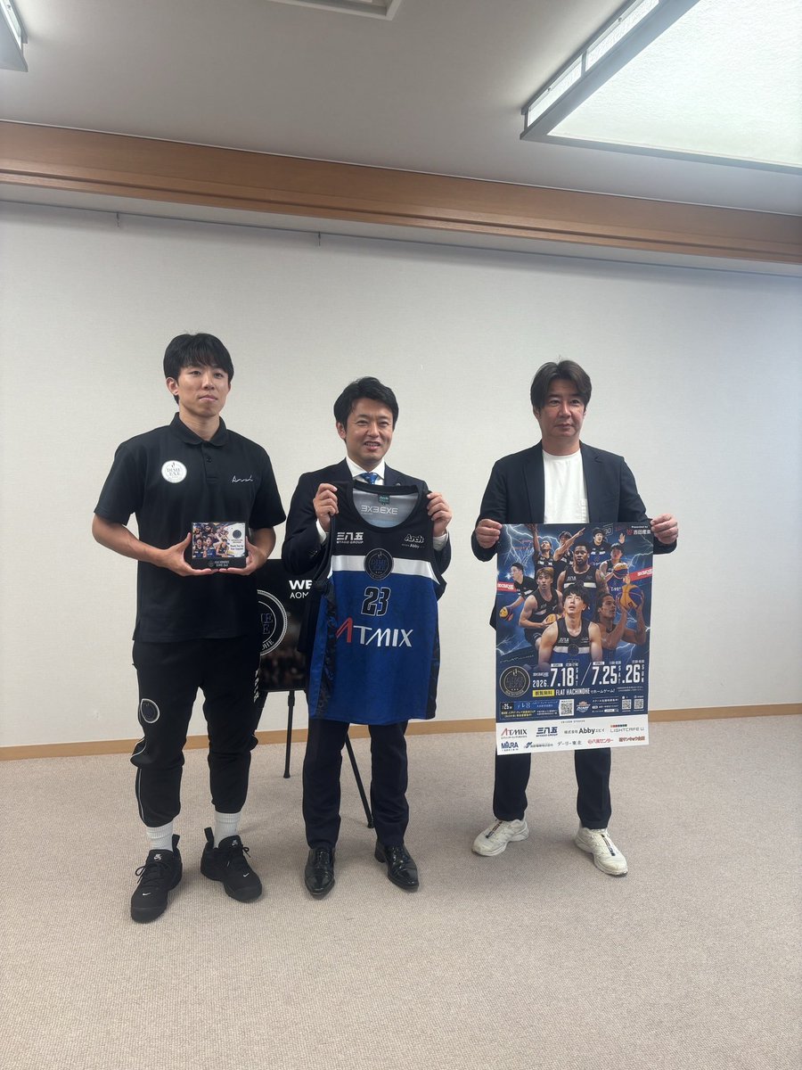 HACHINOHEDIME's tweet photo. 【 宮下青森県知事を表敬訪問 】

昨日最後は、宮下青森県知事を表敬訪問しました。

県庁では、HACHINOHE DIMEの紹介をはじめ、3x3のルールやホーム八戸ラウンドの日程まで掲示していただいており、さらにウエルカムボードまでご用意いただくなど、青森県庁全体で大会を盛り上げようという温かい雰囲気を感じることができました。

宮下知事には、7月18日（土）のホーム八戸ラウンドにご来場いただく予定です。

また、オープニング企画も知事自らご検討いただいており、「一緒に大会を盛り上げたい」という熱い想いが伝わってきました。

多くの皆様の期待と応援に応えられるよう、ホーム八戸では優勝という最高の結果をお見せできるようチーム一丸となって戦います。

ご対応いただいた宮下知事をはじめ、青森県庁の皆様、本当にありがとうございました！

#HACHINOHEDIME #八戸から世界へ