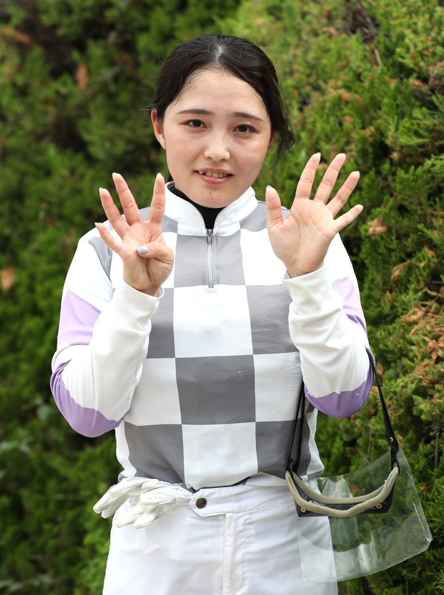 sponichikeiba's tweet photo. 【#阪神アーバン競馬】
10Rでは #佐々木世麗 騎乗の #イントゥザフロー が抜群のスタートを決めて5戦ぶりの勝利🥇
鞍上は開催日5日連続勝利で今年45勝目と好調をキープしています😆 https://t.co/Hqt069nyJj