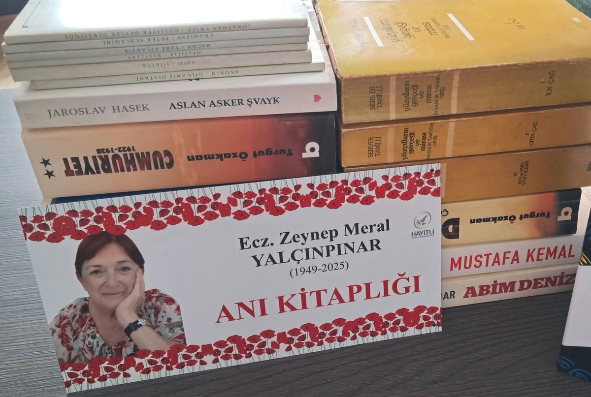 calmayan's tweet photo. Bugün annem, Ecz. Zeynep #MeralYalçınpınar'ın #doğumgünü... Yaşasaydı 78 yaşına basmış olacaktı. 
--
Z. MERAL YALÇINPINAR (1949-2025)

#Annem 1949 Üsküdar/Koşuyolu doğumluydu, Çamlıca Kız Lisesi'nin ardından İstanbul Üniversitesi Eczacılık Fakültesi'nden mezun oldu. Maltepe-Süreyyapaşa Göğüs Hastalıkları Hastanesi B Blok'ta eczacı olarak 27 yıl görev yaptı ve aynı hastaneden emekli oldu. 

Her daim Cumhuriyet modernitesine bağlı kalmış bir sosyalistti. Kültür-sanat (özellikle sahne sanatları, sinema ve klasik müzik) ilgisi -bu alanlardaki bilgisi/deneyimi de- çok kuvvetliydi. En sevdiği müzik grubu The Beatles ve en sevdiği bestekar Ludwig van Beethoven'dı. 

Yaşamının büyük bölümünü Erenköy-Bağdat Caddesi'nde, yazları ise Marmara Adası-Aba Koyu'nda geçirdi. İkiz kardeşi Kamil M. Kırca'nın yaşadığı Antalya-Kaş'ı 1980'lerin ortasından itibaren birçok kez ziyaret etti. Kaş'ı çok severdi. 

Aile bütünlüğüne bağlı, ahlâklı ve modern bir Cumhuriyet kadınıydı. Ailesini her zaman destekledi, ailesinden hiçbir şeyi esirgemedi ve hiçbir zaman, hiçbir koşulda ailesinin mahsur kalmasına izin vermedi.

Huzur içinde dinlen, mekânın cennet olsun annecim...
--
--
ECZ. Z. MERAL YALÇINPINAR 
ANI KİTAPLIĞI İÇİN KİTAP BAĞIŞI ÇAĞRISI

Annem Ecz. Z. Meral Yalçınpınar'ın anısını yaşatmak amacıyla, onun kültür, sanat ve edebiyata verdiği değerden ilham alarak özel bir #kitapkampanyası başlattık.

Bu kapsamda, annemin de üyesi olduğu İzmir-Dikili'deki #Hayıtlı Turizm Geliştirme Kooperatifi tesislerinin sosyal alanında “Ecz. Z. Meral Yalçınpınar Anı Kitaplığı” kuruyoruz. Kitaplığımızdaki boş raflar, sizlerin bağışlayacağı kitaplarla hayat bulmayı bekliyor.

Kültür ve edebiyatın paylaşarak çoğalacağı bu anlamlı projeye katkıda bulunmak isteyen dostlarımızın, kitap bağışlarını PTT Kargo'nun indirimli kitap gönderim kampanyasından yararlanarak aşağıdaki adrese göndermelerini rica ediyoruz:

Gönderi Bilgileri------
Teslim Alacak Kişi: Naile Karakaya
Adres: Hayıtlı Koyu Turizm Geliştirme Kooperatifi, 44. Sokak, Bademli, Dikili / İzmir
Telefon: 0541 338 48 53
-----------

Önemli Not: Kooperatifin işleyiş koşulları nedeniyle kitapların PTT Kargo aracılığıyla ve kargo ücreti gönderici tarafından karşılanarak gönderilmesi gerekmektedir.

Kütüphanemize yapacağınız her kitap bağışı, Ecz. Z. Meral Yalçınpınar'ın kültür ve edebiyat sevgisini gelecek kuşaklara taşımamıza katkı sağlayacaktır.

Desteğiniz ve duyarlılığınız için teşekkür ederiz.

Zafer Yalçınpınar