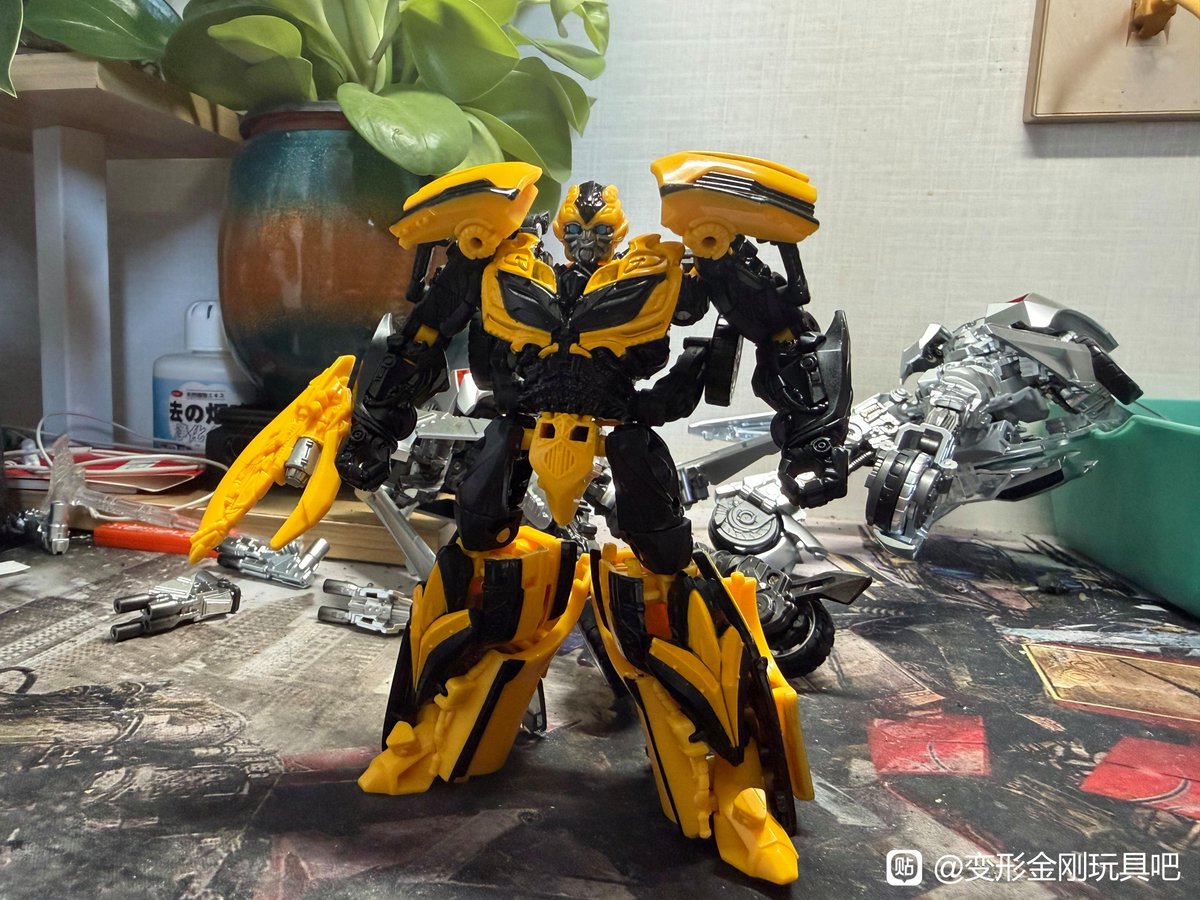 TFHypeGuy's tweet photo. AOE BUMBLEBEE IN HAND IMAGES!!!

GAHH I am SOOO hyped to FINALLY have photos of these guys after waiting Two and a Half months, Hasbro only cares about 86.

Anyways this guy has some INSANE engineering and a super clean back, but why oh WHY do the tires not rotate! https://t.co/8kGSYqotgJ