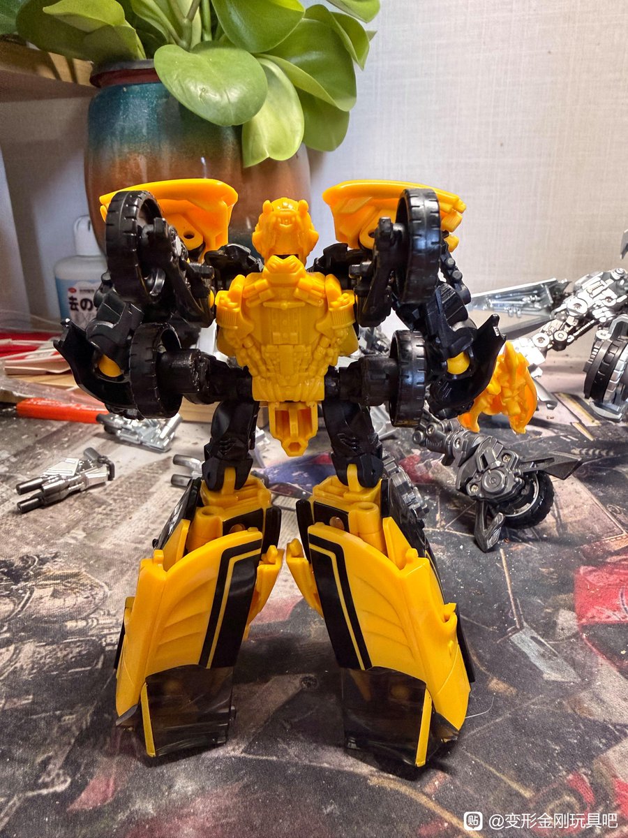 TFHypeGuy's tweet photo. AOE BUMBLEBEE IN HAND IMAGES!!!

GAHH I am SOOO hyped to FINALLY have photos of these guys after waiting Two and a Half months, Hasbro only cares about 86.

Anyways this guy has some INSANE engineering and a super clean back, but why oh WHY do the tires not rotate! https://t.co/8kGSYqotgJ