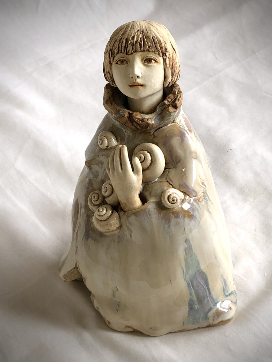 craft_art_DOLL's tweet photo. #hitodamaART ヒトガタのアート・アートなヒトガタ

出展作家　井桁裕子 @wlewo_wprawo

”存在感、そこに人がいるという、気配を表現しています。近年、あまりに世の中が大変なので、何かしらの祈願が制作にこもるようになってきました。”
1990年武蔵野美術大学卒業。球体関節人形を制作するほか、2005年頃から陶土での制作に取り組む。
https://t.co/bRybWV8mcf

2026年7月8日（水）→14日（火）
10：00～20：00（最終日は16時閉場）
大丸心斎橋店 本館8階 アールグロリュー ギャラリー オブ オーサカ