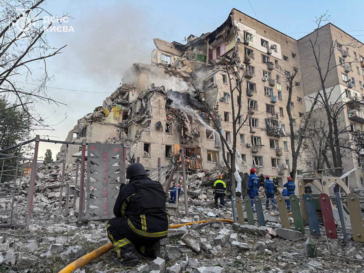 UKRinFRA's tweet photo. Acculée, la Russie continue de semer la mort. 
Une nuit de terreur à Kyiv. Bilan provisoire : déjà 13 morts et 86 blessés. 

Renforcer la l’Ukraine et imposer des sanctions privant la Russie des moyens d’alimenter sa guerre restent les seuls moyens de mettre fin à cette terreur. https://t.co/gxJD1j26QJ