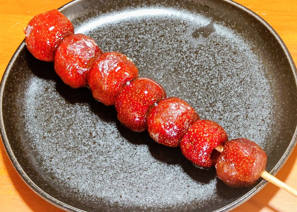 yoshikawaHDAK's tweet photo. 活俠傳で葉雲裳が好きなお菓子「氷糖葫芦」を見つけたので購入
サンザシ飴ってやつらしいです

表面パリっとしつつ、サンザシはイチゴみたいな味で甘酸っぱくて美味しい…心相+100
業務スーパーの冷凍コーナーにありました https://t.co/CccmEfOTYz