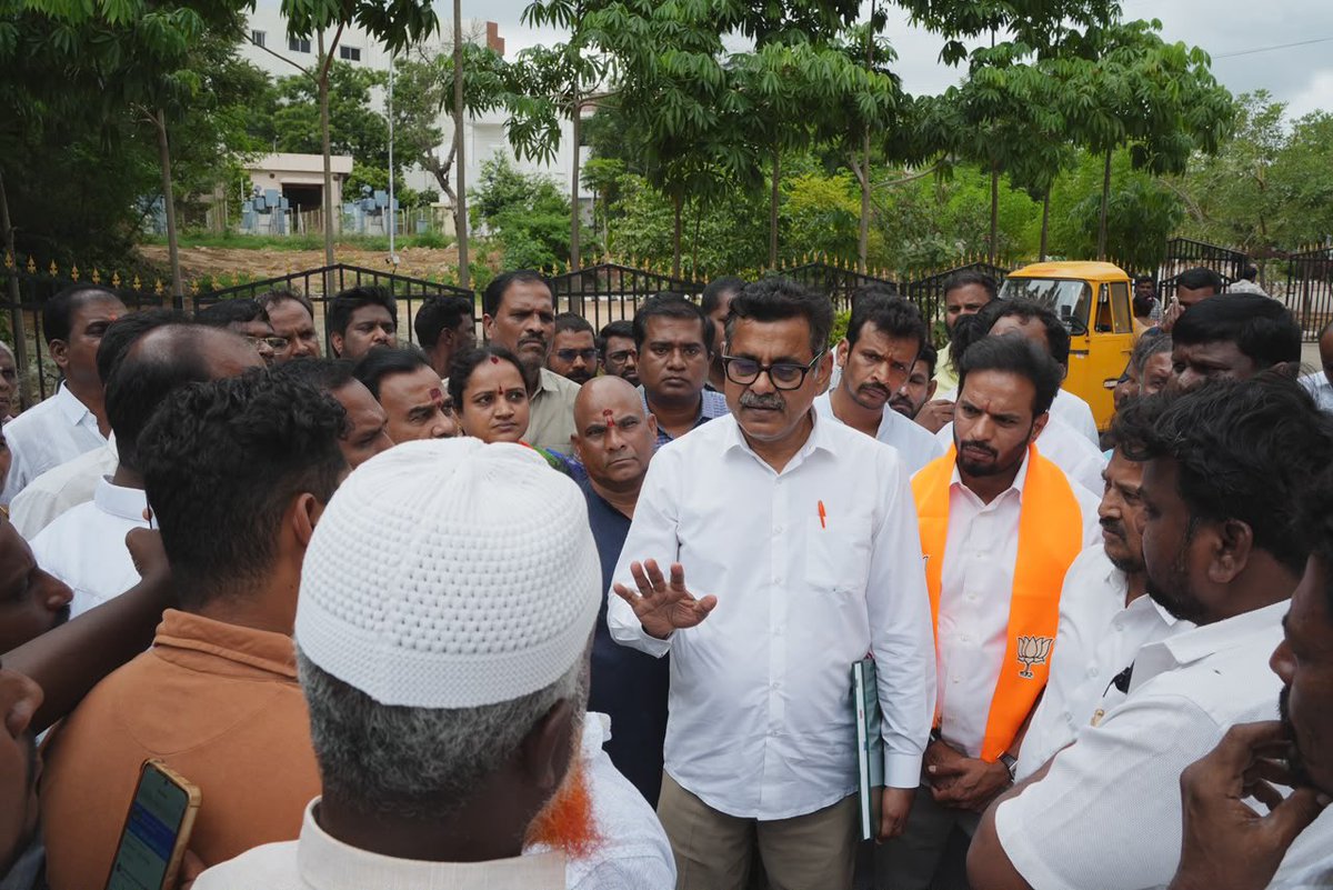 KVishReddy's tweet photo. Met with @CMC_Offcl Ms. Srijana, IAS Garu, along with street vendors and local BJP leaders, to discuss issues pertaining to the Miyapur New Market.

Submitted a representation highlighting the concerns of the street vendors and requested the continuation of the weekly market.

Following a detailed discussion, the Commissioner assured us that the weekly market will continue in the coming weeks with the necessary permissions, providing much-needed relief to hundreds of vendors and their families.

Committed to safeguarding the livelihoods of street vendors and ensuring their concerns are addressed.

@MC_Cyberabad
 @TelanganaCMO
 @GHMCOnline
 @BJP4Telangana
 @N_RamchanderRao
 @Raviyadav_bjp