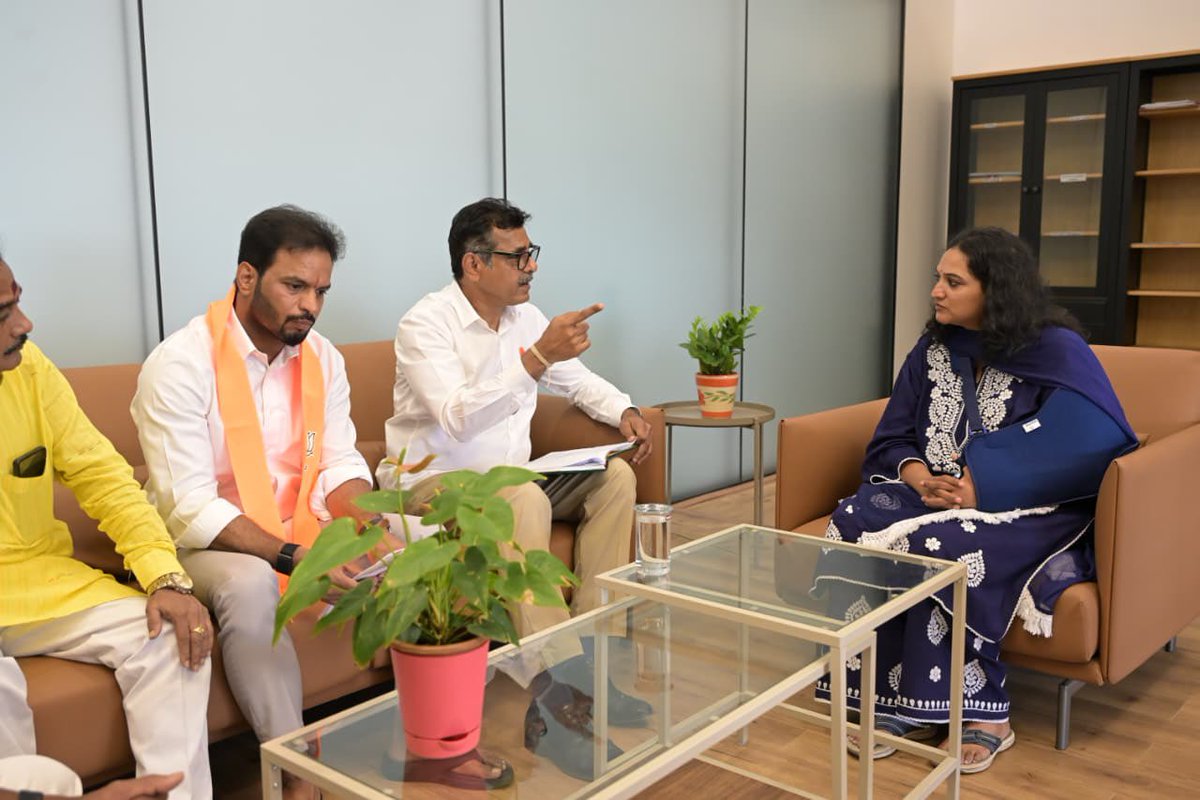 KVishReddy's tweet photo. Met with @CMC_Offcl Ms. Srijana, IAS Garu, along with street vendors and local BJP leaders, to discuss issues pertaining to the Miyapur New Market.

Submitted a representation highlighting the concerns of the street vendors and requested the continuation of the weekly market.

Following a detailed discussion, the Commissioner assured us that the weekly market will continue in the coming weeks with the necessary permissions, providing much-needed relief to hundreds of vendors and their families.

Committed to safeguarding the livelihoods of street vendors and ensuring their concerns are addressed.

@MC_Cyberabad
 @TelanganaCMO
 @GHMCOnline
 @BJP4Telangana
 @N_RamchanderRao
 @Raviyadav_bjp