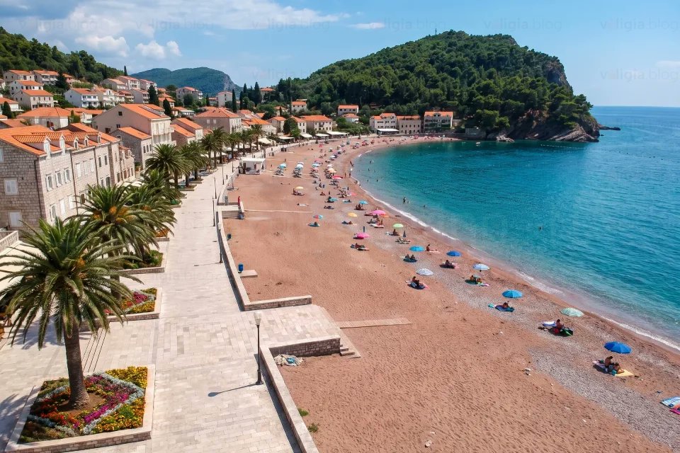 valigiablog's tweet photo. Sapevi che a due passi da Budva c'è un borgo che ha tenuto il ritmo lento? Petrovac na Moru, tra fortezza veneziana e spiagge rosate. #montenegro #adriatico #lavaligiadelviaggiatore #travelblog via @valigiablog https://t.co/tEEUN0P7WW https://t.co/iiKsTIJto5