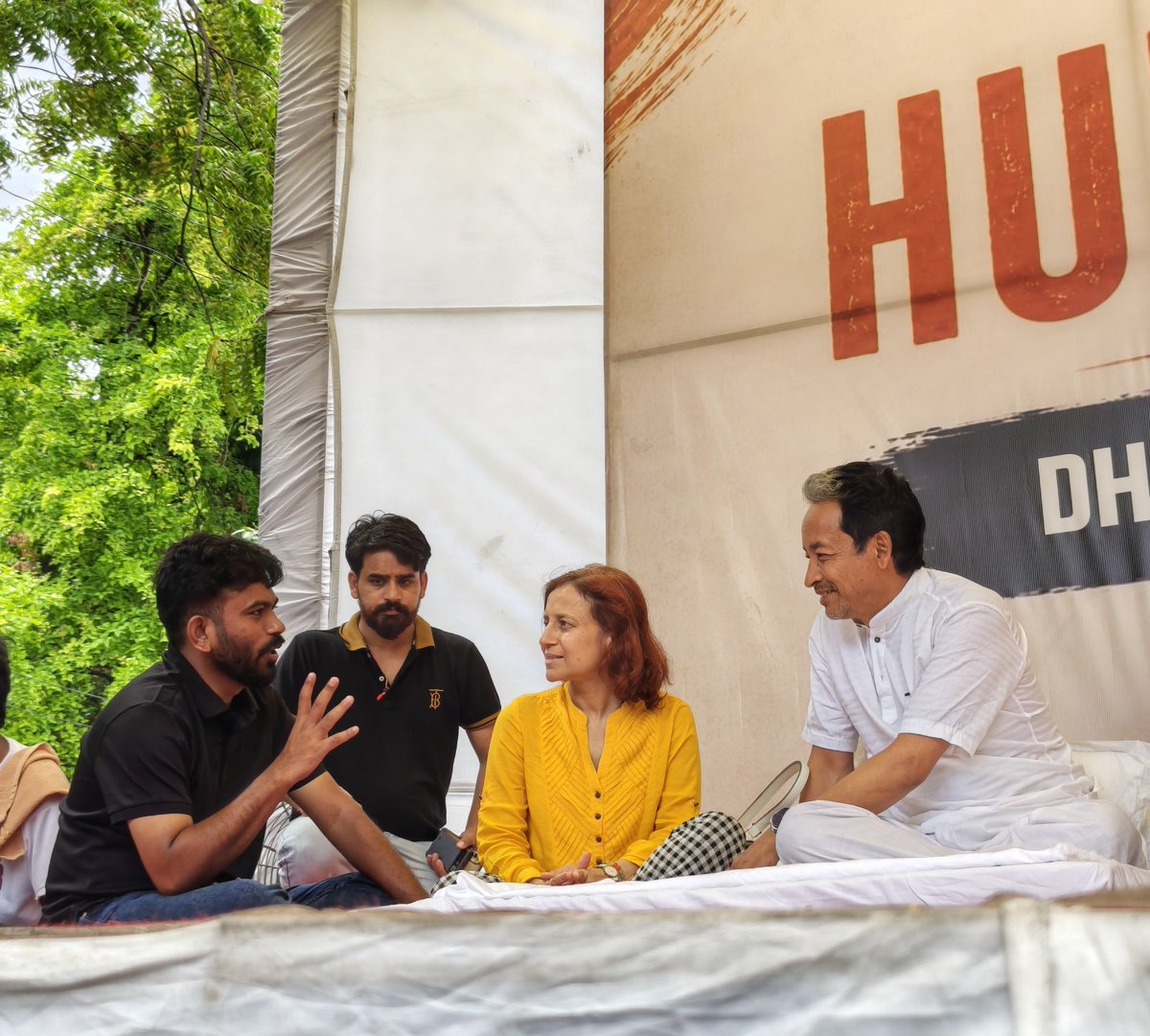 Cockroachisback's tweet photo. No mountain is too high and no fight is too tough when your partner has your back. Sonam Sir's wife visited him at Jantar Mantar today. https://t.co/K44vFCMtHQ