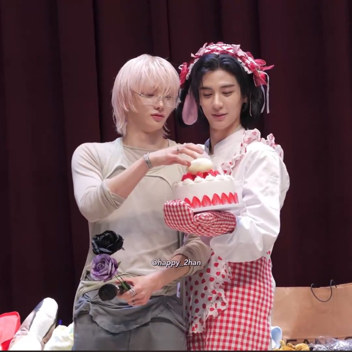 gotthatlovesick's tweet photo. sh who works in the office and lh his baker housewife https://t.co/6M78eTXOwn