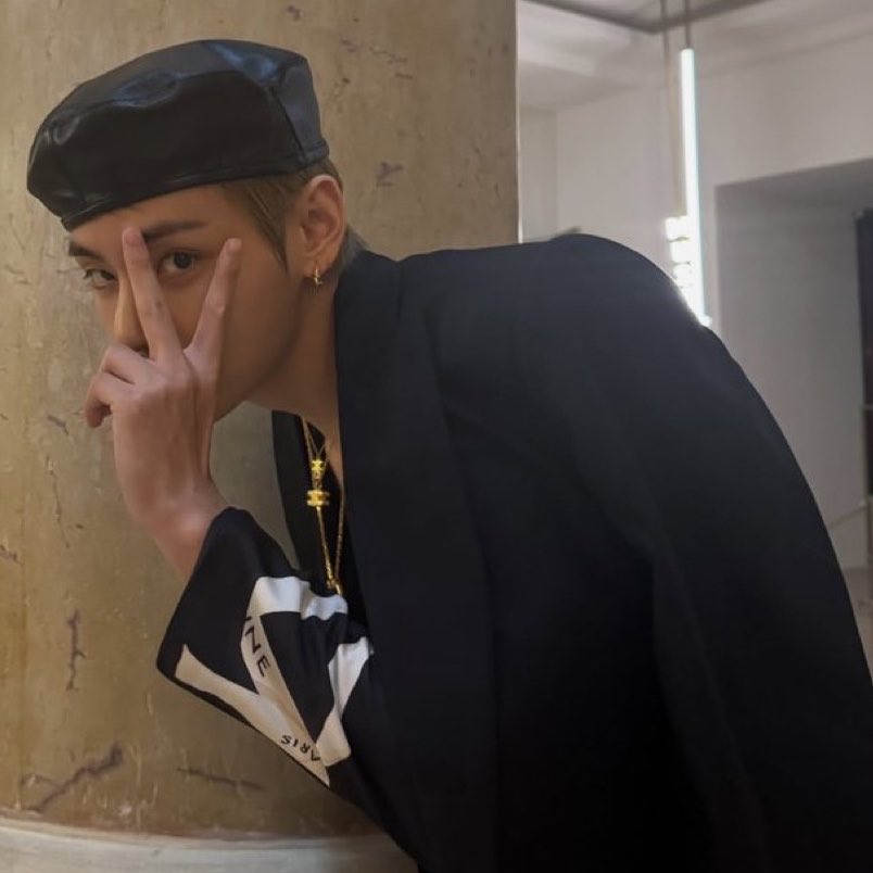 dailymilftae's tweet photo. TAEHYUNG and his femininity: a thread https://t.co/nOroOZ4kzy