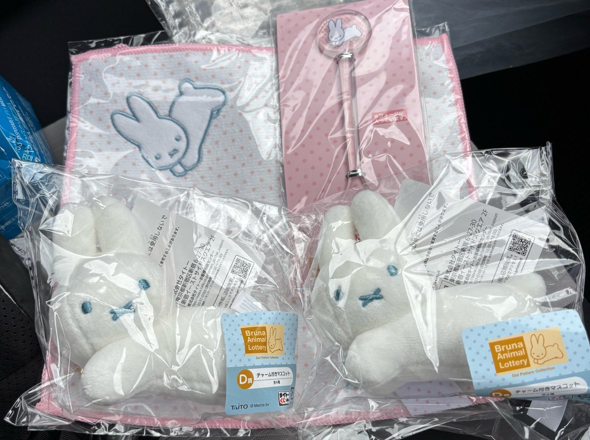 ponyoshi426's tweet photo. 仕事の移動中、コンビニに寄ったら嫁の好きなミッフィーがありおじさんがくじを4回引くのシュールやったと思う。
マスコットとタオルを欲しがっていたので、結果はよい。 https://t.co/XSSXulizTZ
