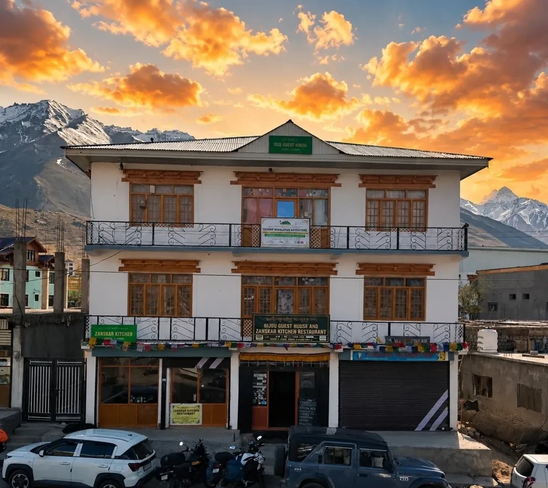 TsarapAdv's tweet photo. Bijou guest house and Zanskar kitchen. 
We serve: Indian, Chinese, Italian and Continental food. 
Rooms are available here. 
Free Wifi. 
📍Padum, Zanskar. 
UT Ladakh . 
#Hotel https://t.co/9K7PsUJZeF