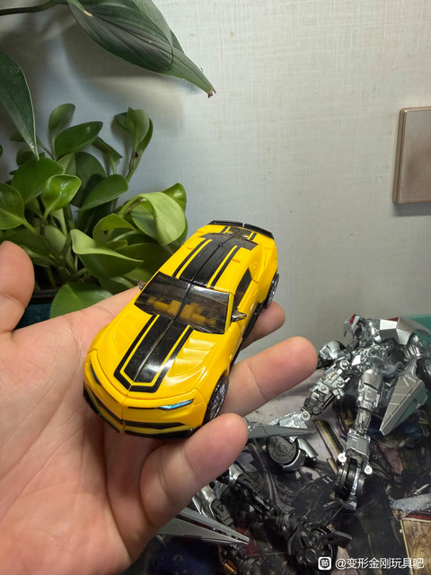 TFHypeGuy's tweet photo. AOE BUMBLEBEE IN HAND IMAGES!!!

GAHH I am SOOO hyped to FINALLY have photos of these guys after waiting Two and a Half months, Hasbro only cares about 86.

Anyways this guy has some INSANE engineering and a super clean back, but why oh WHY do the tires not rotate! https://t.co/8kGSYqotgJ