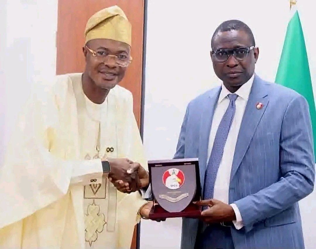 Chima_Obi1234's tweet photo. He has an appointment letter signed by the Chief of Staff to the President.

His office is located at the Federal Secretariat in Abuja.

He has over 300 staff under him, paid by the Federal Government. 

His office has a budget under the president's office running into billions. 

He has had correspondence with ambassadors, Ministers and heads of federal agencies like the EFCC chairman. 

He has been nominated for high-powered foreign engagement by the Senate and House of Representatives.

He has more than one account number with CBN. 

He has been operating in the open.

Because he implicated the chief of staff presidency now claims that he has been operating a fake office with a fake appointment letter. 

By the time Tinubu leaves office, you will see what some of these Yoruba guys and APC at the federal level have done to Nigeria's Treasury and our common patrimony.

Keep shouting Jagaban on nothing with an empty stomach and no account balance.

@GodfreyMedia