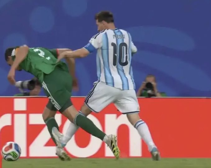 CFCEndrick's tweet photo. Red Card                                     No card!!! https://t.co/I0nvTctB63