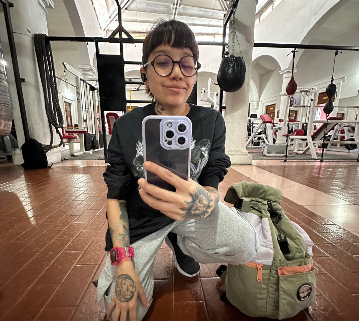 DahliaBat's tweet photo. Hay gente tan poco paseada (y no me refiero a que no conozcan otras ciudades o pueblos). Me refiero a que no conocen otras formas de vivir y de trabajar. Que precisamente por eso creen que si una persona está despierta a las doce, una, dos o tres de la mañana, es porque no tiene paz, porque vive frustrada, triste o intranquila.

Para que se enteren: Hay personas que trabajamos de noche. Mi esposo durante años entró a trabajar a las nueve de la noche y salía a las seis de la mañana. Mi mamá trabajaba de nueve de la noche a tres de la mañana. Yo también trabajé en turno nocturno. Entraba a las doce de la noche y salía alrededor de las tres de la mañana.

En esta casa somos vampiros. Estamos acostumbrados a vivir y trabajar cuando mucha gente ya está dormida.

Así que si me ven tuiteando a la una, dos o tres de la mañana, lo más probable es que esté trabajando en alguno de mis proyectos.

O también porque la realidad es mucho más sencilla: no me duermo temprano porque no tengo razones para hacerlo.

Y ya que ando por aquí despierta aprovecho para agradecerles porque Perras de reserva lleva otra semana entre los libros más vendidos de El Péndulo 💰

Lo satisfactorio de esto es que muchas de las personas que más desean convencer al mundo de que soy una mitómana, que vivo en un chiquero, que no tengo paz o que mi cuerpo está tan enfermo que ni siquiera puedo hacer ejercicio, cuando voy al gimnasio todos los días a darle a los fierros y al box, terminan haciéndome publicidad gratuita.

Mientras yo estoy dormida o despierta a la 1 am mis libros se siguen vendiendo solitos. No tengo que buscar lectoras. Ellas llegan solas porque ustedes con su obsesión las traen a mí 🔮

Así que yo me voy a seguir durmiendo a la hora me dé la gana porque puedo. 

Porque gracias a ustedes gano dinero sin hacer nada, porque ustedes ayudan a que la gente me descubra y compre mis libros 🫰🏼