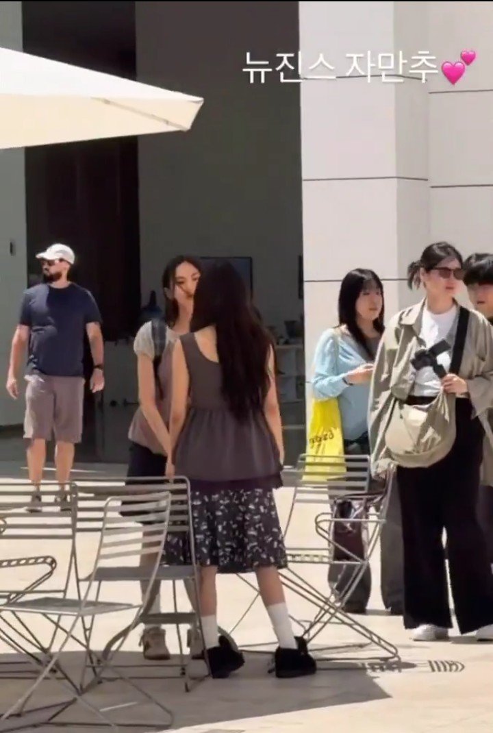 TheeHateCore's tweet photo. NewJeans' Hanni and Hyein were reportedly seen traveling with HYBE staff, while their former fellow member, Danielle, is currently facing lawsuits.

The sighting has sparked discussions among fans regarding the members' current situations. https://t.co/P1hbVh1bUK