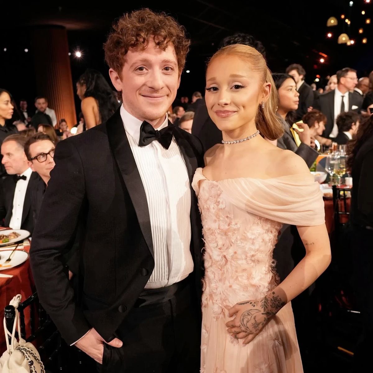 weird87_'s tweet photo. 🚨 Y’all, the real tea on Ariana Grande & Ethan Slater’s split is darker than we thought 😭💔 After nearly 3 years, sources close to Ari say Ethan lowkey used her for the spotlight boost. ‘He milked the relationship for his career comeback after Wicked,’ one insider spills. ‘Ari was head over heels, supporting him through everything, but he had her in this strict ‘image’ box.’
Apparently, Ethan was obsessed with her being super skinny — ‘He loved skinny ladies so much, it pushed her to extremes with diets and stress. That’s why she looked so fragile during tours.’ Ari’s been open about her health struggles before, but friends claim this dynamic made it worse. No wonder she’s focusing on herself now!