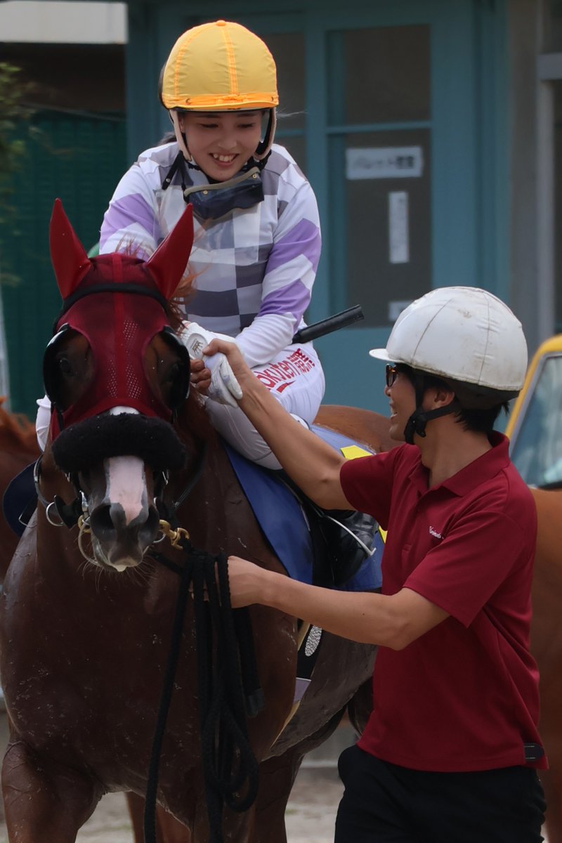 hochichihokeiba's tweet photo. 【阪神アーバン競馬】園田競馬

10Ｒは、佐々木世麗騎手がイントゥザフロー（盛本信春厩舎）の手綱をとり勝利。今年の勝ち星を45勝としました。厩務員さんともがっちり握手です

#佐々木世麗
#イントゥザフロー
#盛本信春 https://t.co/aPkU4ExyfG