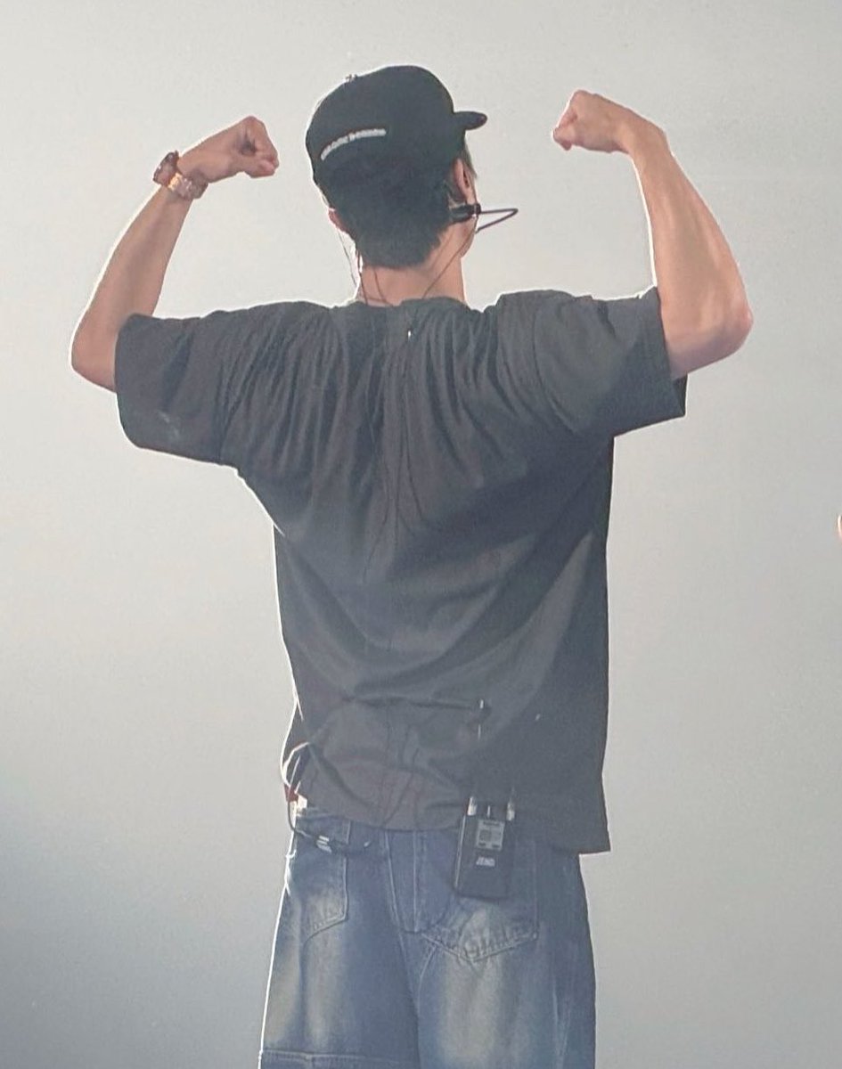 butterflyflees's tweet photo. his back… jeno segede gbk🤦🏻‍♀️ https://t.co/BamTtdH8tg