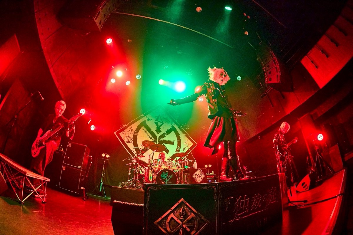 DIAURA_OFFICIAL's tweet photo. ROCK MUSIC NAVIGATION SITE【Vif】に6/27に開催されたDIAURA『独裁の庭』TOUR FINALVeats Shibuya公演のライブレポートが掲載されました！

レポートはこちらから
https://t.co/X9FkPkzS3Q

#DIAURA #独裁の庭 https://t.co/XEgMxrEZFr