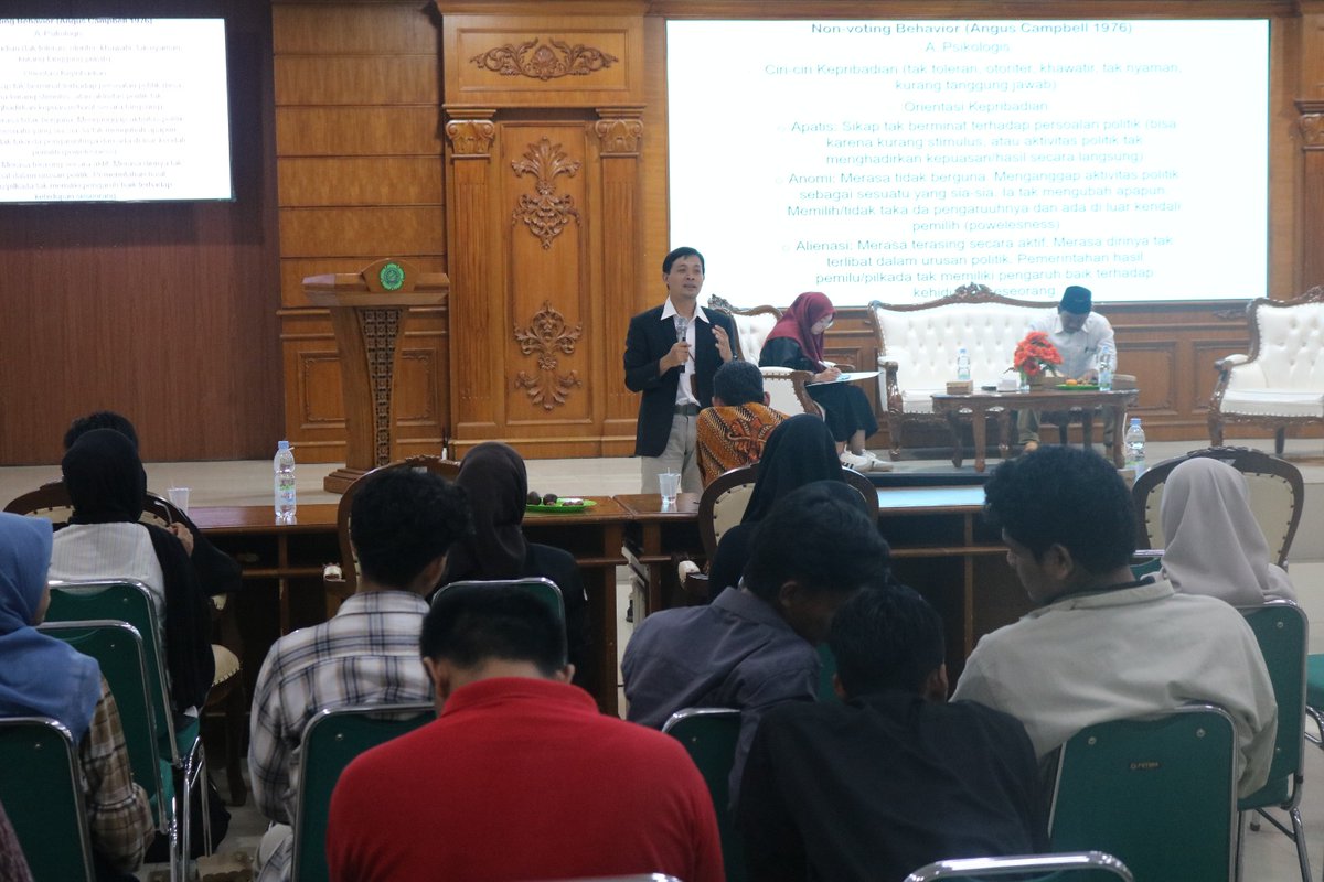 KpuJepara's tweet photo. #TemanPemilih...
Anggota KPU Kabupaten Jepara Muhammadun menjadi narasumber dalam seminar demokrasi yang diselenggarakan Komisi Pemilihan Umum Mahasiswa (KPUM) Unisnu Jepara yang berlangsung di auditorium lantai 4 Gedung Perpustakaan Unisnu, Rabu (1/7/2026).
#KPUMelayani https://t.co/HNJCcsrEd3