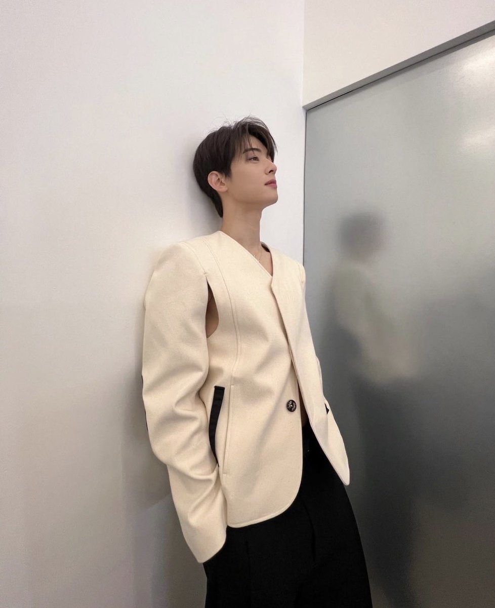CEWProjects's tweet photo. 26.07.02

Daily military countdown for Eunwoo, marking his journey.

Each day we look back at a moment from Eunwoo’s past on this date, celebrating the memories he has given us over the years while we wait for his return.

Today is Day 340

Here’s a smoother, more polished version that keeps your original meaning:

On this day 4 years ago, July 2, 2022, Cha Eunwoo shared these behind the scenes photos from his photoshoot on Instagram. The structured ivory jacket, with its sharp tailoring and cutout details, gives the look such a bold, modern edge, while the soft neutral tone keeps it elegant and refined. 

Paired with relaxed black trousers and minimal jewelry, the styling feels effortless. There’s something so polished and understated about these photos—quietly powerful, timeless, and undeniably one of his most incredible looks.

We will be here every day until he returns. 

#CHAEUNWOO #차은우 
@CHAEUNWOO_offcl