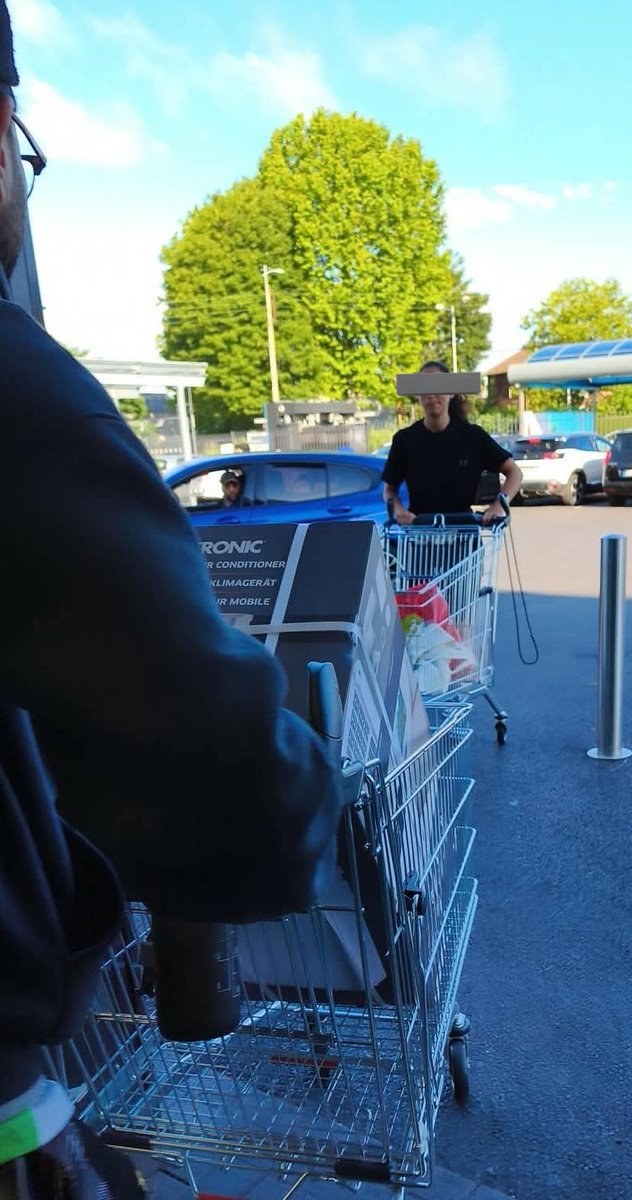 sabkhl's tweet photo. Les climatiseurs mobiles de @lidlfrance ont été mis en vente ce matin en magasins ainsi que des ventilateurs et autres refroidisseurs. Dans celui des Couteaux à Wattrelos (59), une (1) seule clim mobile livrée... Son acquéreur attendait depuis 5h du matin. https://t.co/Io3ws4H8k9