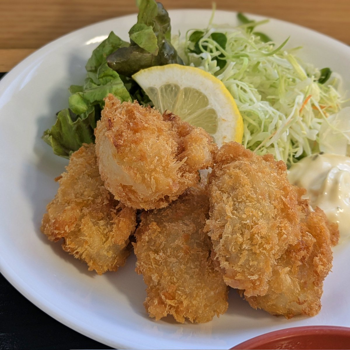 AVespertilio's tweet photo. 待望のカキフライ定食　生卵も追加して豪華だね　カキはほんのちょっぴりの醤油で　付け合わせはタルタルでいただきます　TKGも味噌汁も美味しい　そして最後の1個のカキを半分かじったら中身のカキが全部出てきてあとに抜け殻の衣だけが残ってしまって涙が流れたよね　さて次のカキフライ定食はいつ？ https://t.co/pR6wANXd7t