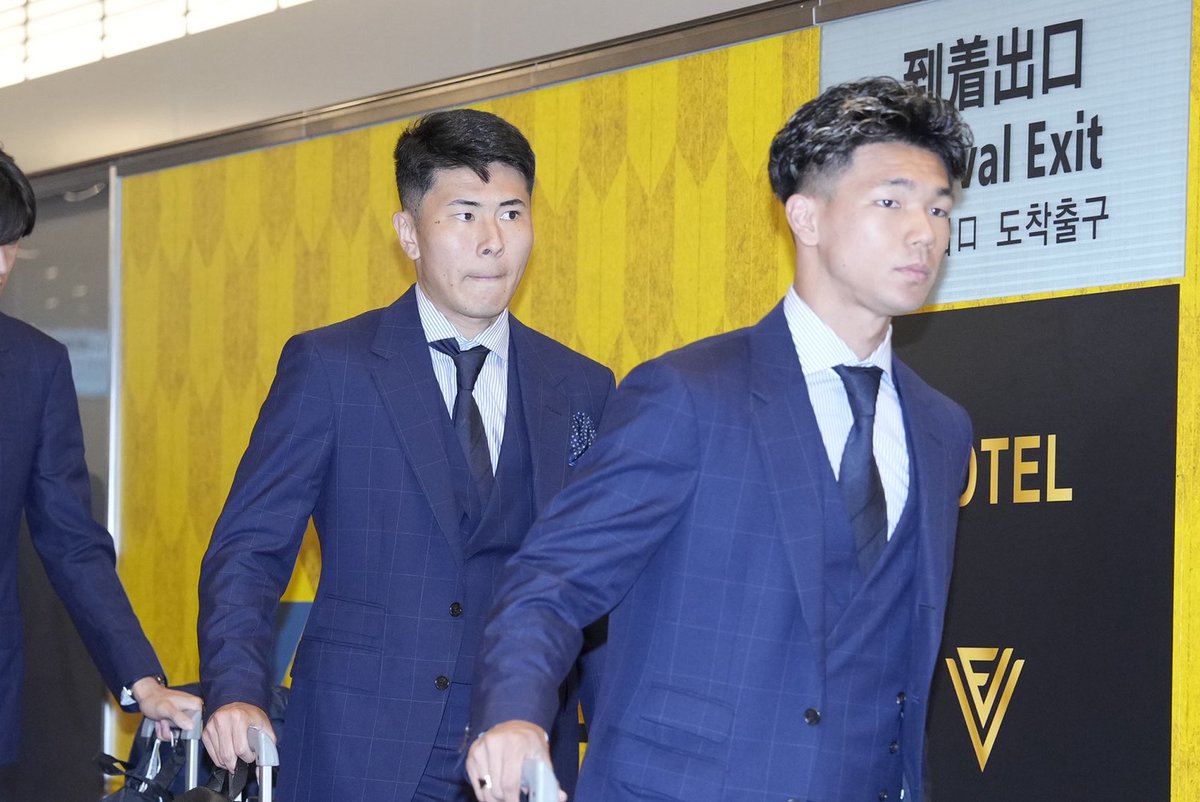 zonewebofficial's tweet photo. キャプテン板倉滉と長友佑都が並んで✈️

📸：増田美咲

#daihyo #サッカー日本代表 #SAMURAIBL https://t.co/QsDb1qLZA6