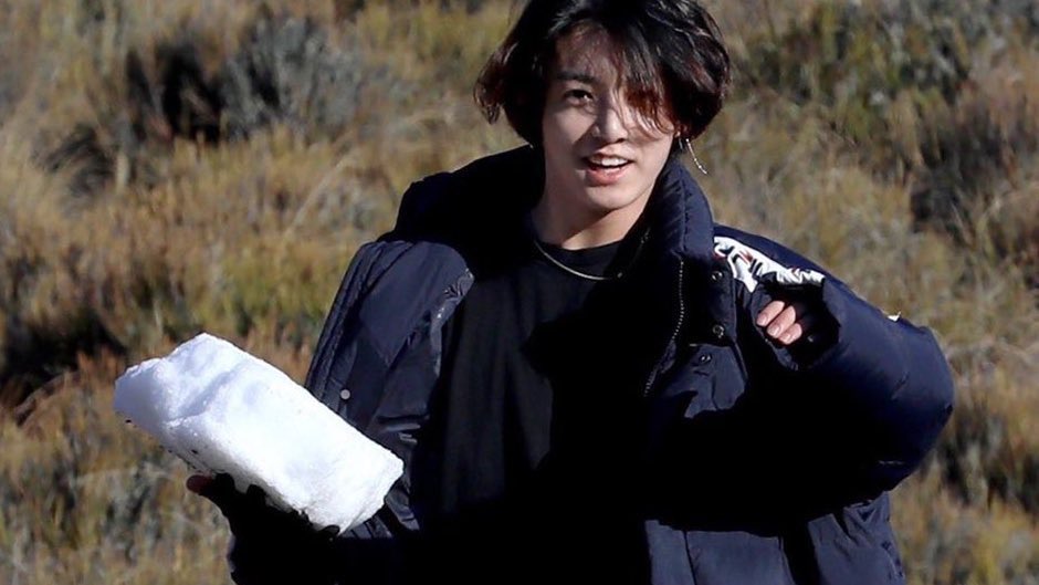 kmnieys_'s tweet photo. Kapalku my jikook

1 : jungkook membuat gcf untuk jm
2 : jungkook membuat  pancake paling besar 1 hanya untuk jm
3 : jungkook pergi naik gunung pagi2  mengambil 1 bongkahan salju untuk kasih ke jimin, karna jm suka salju
4 : jk susun batu setinggi berdoa untuk kesembuhan jm

masih banyak moment yang lain☹️
