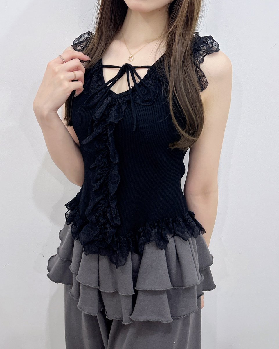 前回大人気だったレースフリルニットが ノースリになって登場𓈒 ˖ ࣪