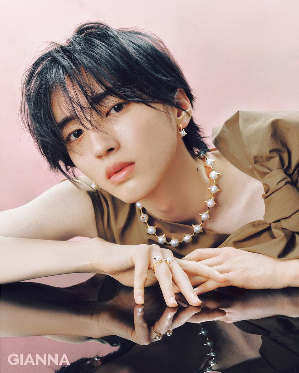 renchantedsoul's tweet photo. both my faves are chosen for jewellery houses and i LOVE how the stylings are so different between them two 🖤🩷 https://t.co/TdXTy6KlON