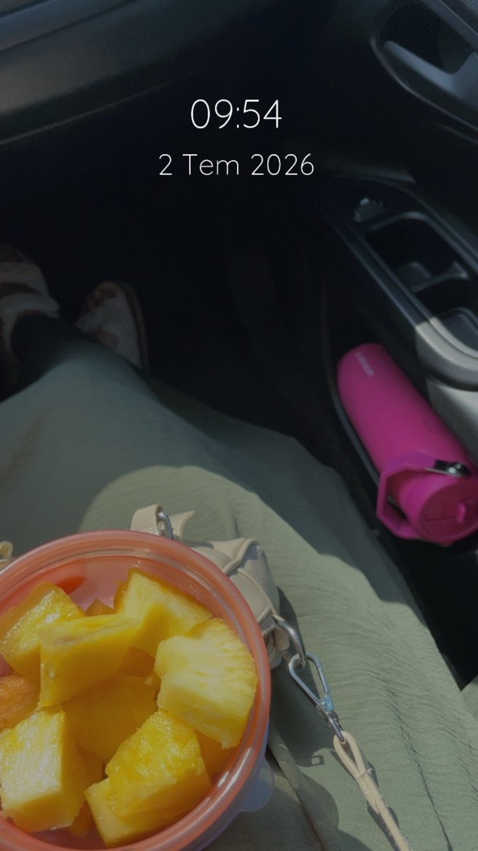 flyervaa's tweet photo. Sabah rutini: Aç karnına ananas.
Ben görev insanıyım, doktor ne dediyse o. 🍍😌 https://t.co/WetF4tTWnk