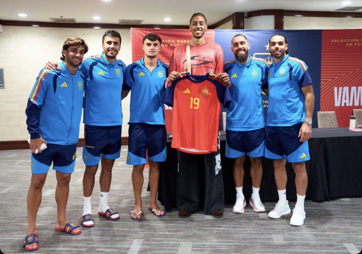NBAspain's tweet photo. El nuevo 1️⃣9️⃣ de España: ¡BABA MILLER! 🇪🇸❤️

📸 @SEFutbol https://t.co/rCqn7sX2d3