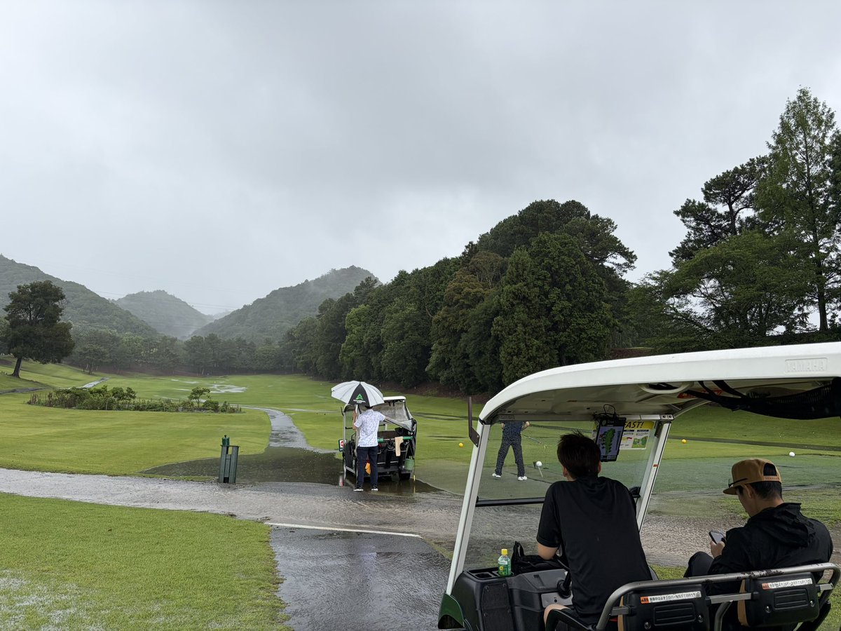 takteee16's tweet photo. 今日は親父と身内で🏌️‍♂️

スタート3Hは大雨☔️
後半ずっと快晴☀️

あと20年は一緒に🏌️‍♂️したいから元気でいてくれよ、親父 https://t.co/CAcURpX6ac