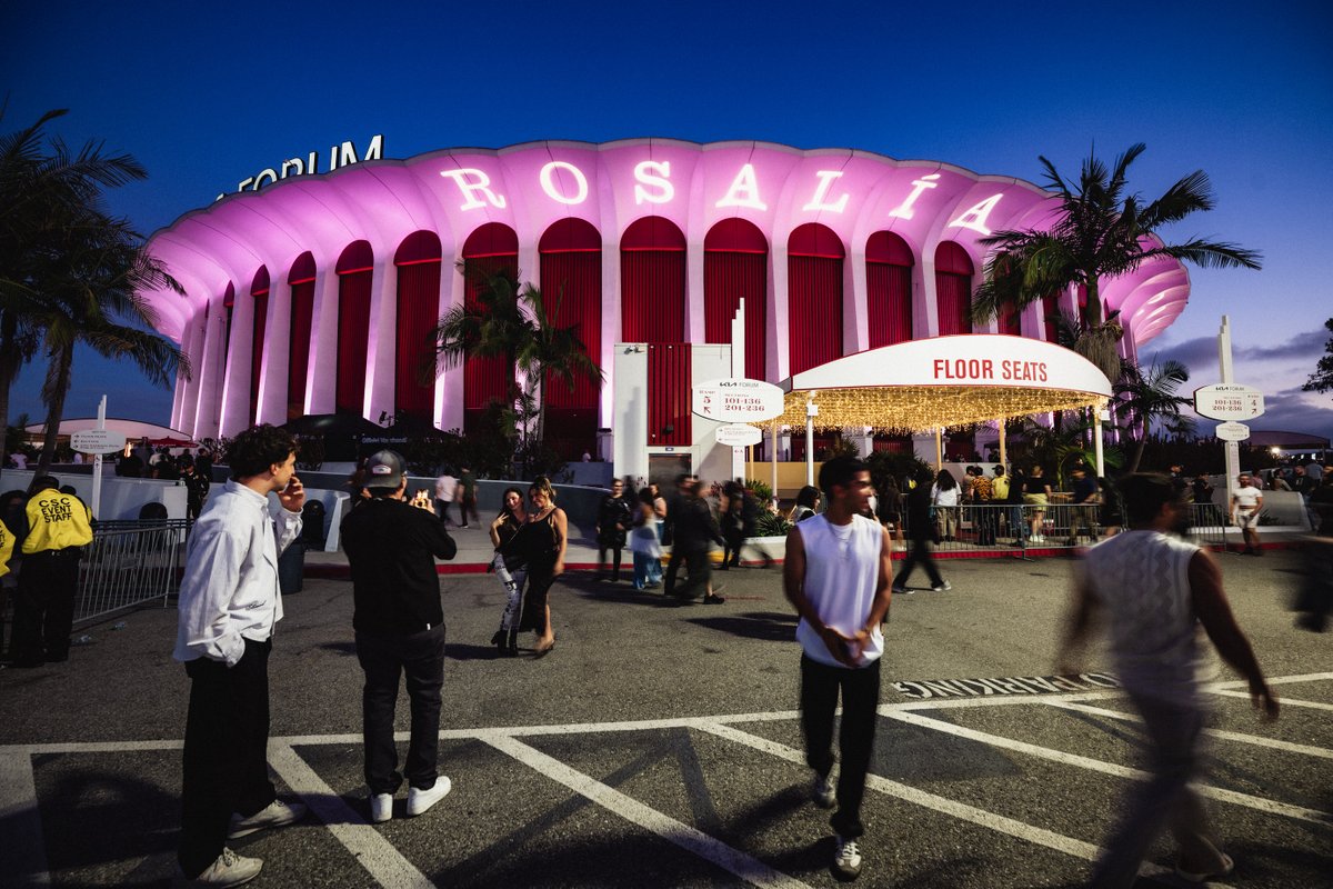 thekiaforum's tweet photo. LUX: LOS ÁNGELES – ROSALÍA NIGHT 2 ✨

(📸: @TimothyNorris / Kia Forum Photos) https://t.co/RSXethUftO
