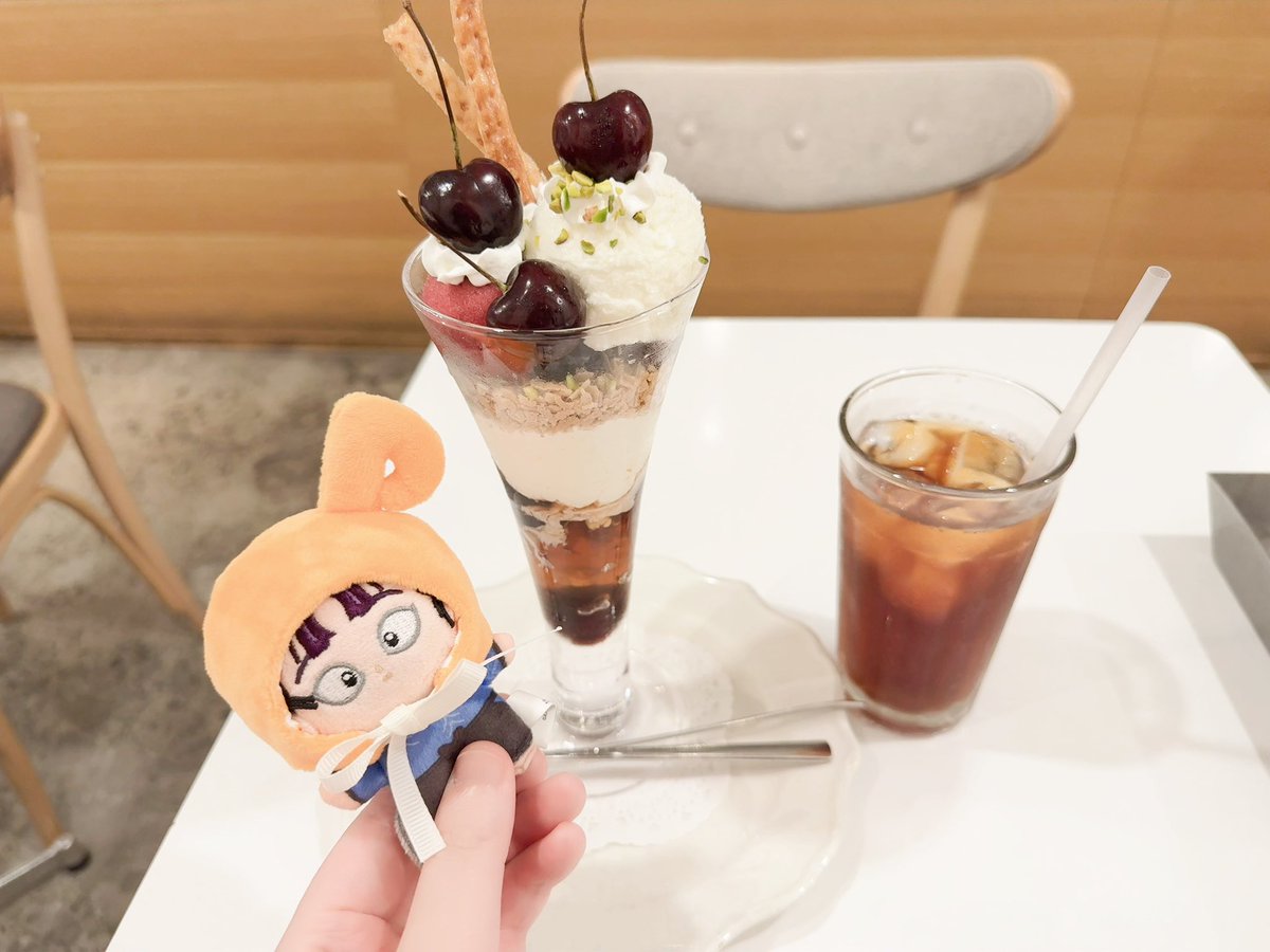 oimo_nekopi's tweet photo. 百瀬様(@mlcs_2347)からプレゼント🎁企画で頂いた音符ちゃん♪🧡着用させていただいて🍒パフェ食べに来たよ🎶
せんにゃ似合ってる🐈🐾🎶
素晴らしいご縁いただけて嬉しかったです😭本当にありがとうございました💕 https://t.co/zsGJ4Za9WA