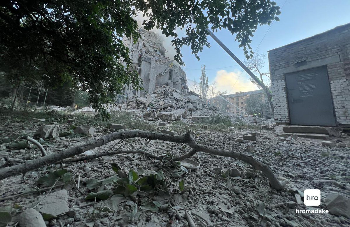 maria_drutska's tweet photo. Rescuers are searching for a 15-year-old girl and her family beneath the rubble of a residential building in Kyiv’s Darnytskyi district.

Part of the building was literally wiped away by the Russian strike.

Another night of Russia’s war against civilians. https://t.co/JQOWB2fYpf