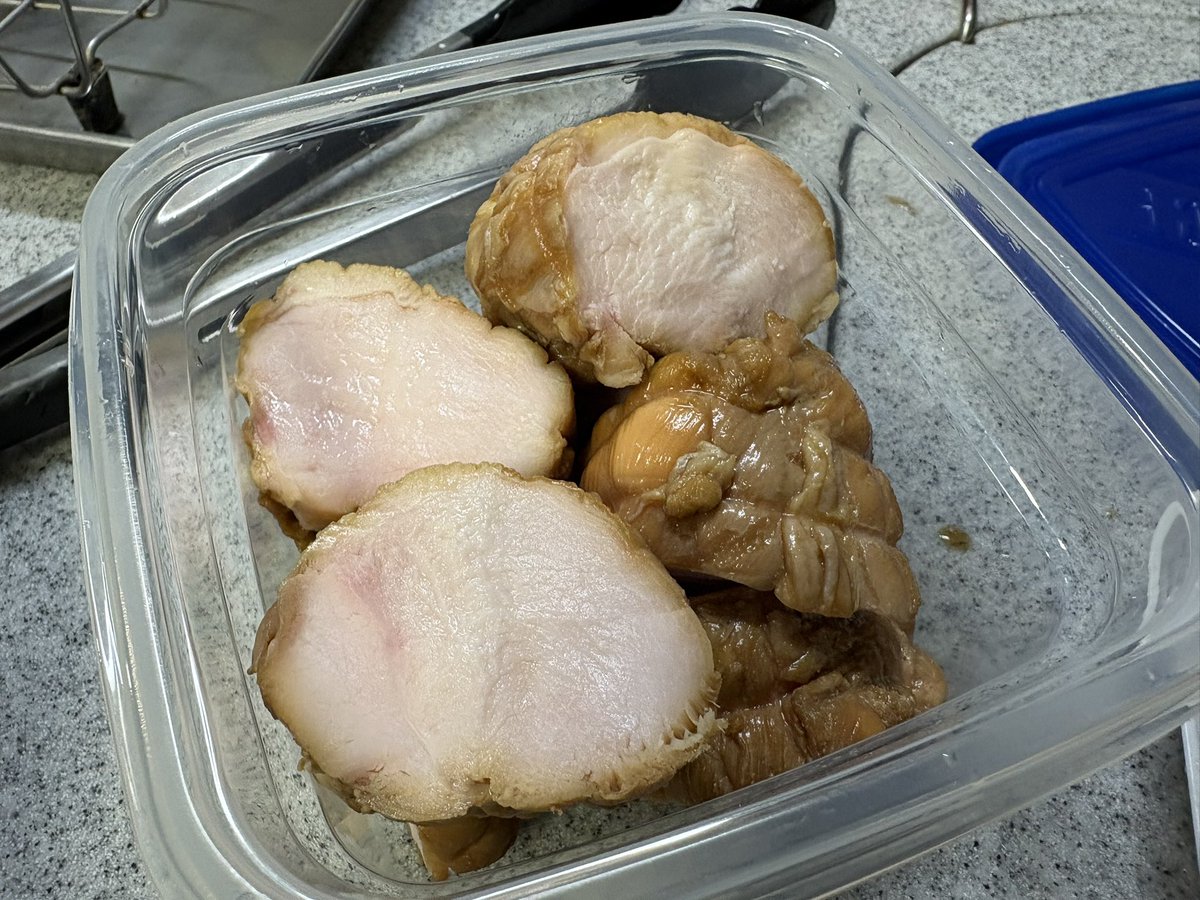 EGRK's tweet photo. この前、普通の国産鶏むね肉より桜姫鶏とかいうブランド鶏の方が安かったのでそっちを買った。
いい具合のしっとりになった。
マルタイやそうめんでいただきマウス。 https://t.co/t3JETJrhV9