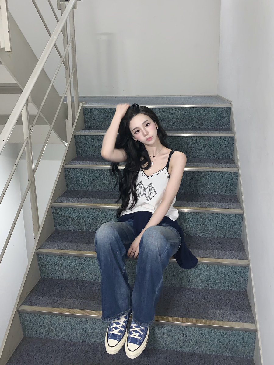 ujiminphoria's tweet photo. EXCUSE ME KARINA??!? DAMN SHE LOOKS SO GOOD https://t.co/8Q3qTzd55N