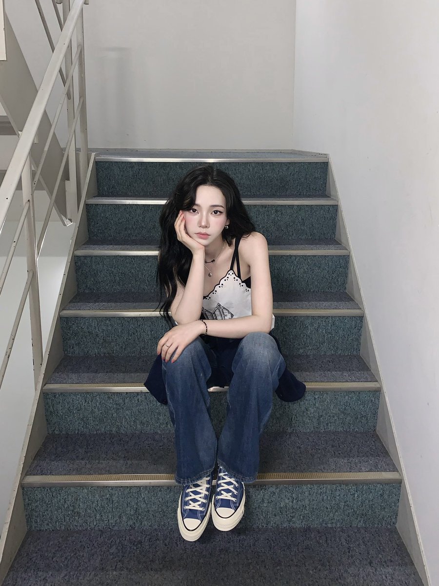ujiminphoria's tweet photo. EXCUSE ME KARINA??!? DAMN SHE LOOKS SO GOOD https://t.co/8Q3qTzd55N